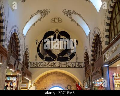 Istanbul, TURCHIA - - 12 MARZO 2019 - - Il Bazaar Egiziano a Istanbul, Turchia. Arte calligrafica islamica all'interno del bazar egiziano. Arabi Foto Stock