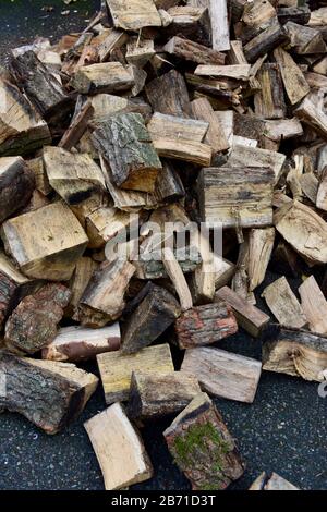 Ritratto immagine di un mucchio di tronchi di legno duro stagionato spaccato recentemente consegnato per uso come legna da fuoco in una stufa a legna. Foto Stock