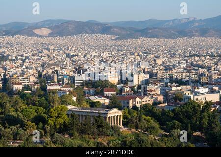 Vista su Atene dalla collina di Areopagus Foto Stock