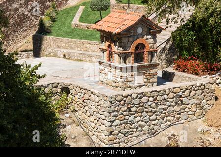 Meteora - i più grandi e famosi complessi di monasteri ortodossi orientali. Bandiera greca. Foto Stock