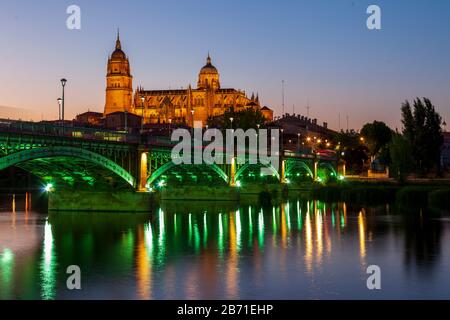 Ponte Enrique Esteban di notte, la città di Salamanca spagna Foto Stock