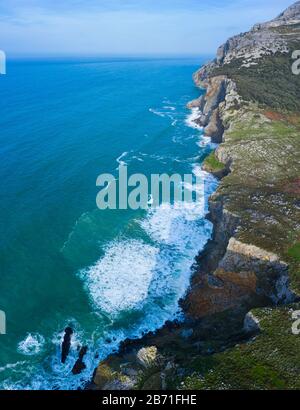 Veduta aerea del paesaggio costiero nella Valle di Liendo, Liendo, Mar Cantabrico, Cantabria, Spagna, Europa Foto Stock