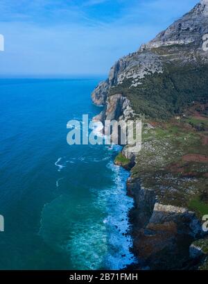 Veduta aerea del paesaggio costiero nella Valle di Liendo, Liendo, Mar Cantabrico, Cantabria, Spagna, Europa Foto Stock