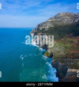 Veduta aerea del paesaggio costiero nella Valle di Liendo, Liendo, Mar Cantabrico, Cantabria, Spagna, Europa Foto Stock