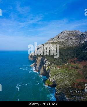 Veduta aerea del paesaggio costiero nella Valle di Liendo, Liendo, Mar Cantabrico, Cantabria, Spagna, Europa Foto Stock