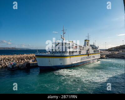 Traghetto tra Malta e Gozo - MALTA, REPUBBLICA DI MALTA - 5 MARZO 2020 Foto Stock