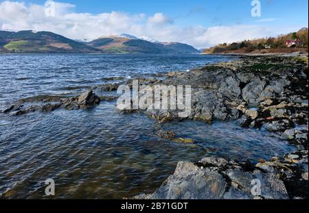 Guardando verso Loch Long da Cove, Argyll & Bute, Scozia Foto Stock