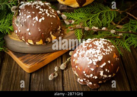 Ciambelle di cioccolato, ciambelle in glassa di cioccolato su sfondo scuro, concetto primaverile Foto Stock