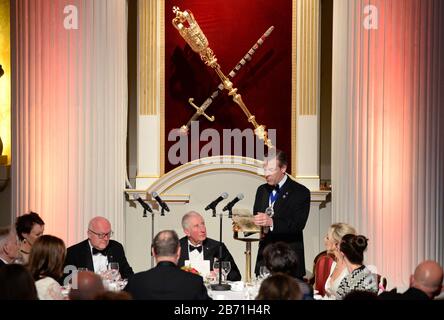 Il Principe di Galles (centro a sinistra) ascolta un discorso del Signore Sindaco della Città di Londra, William Russell a una cena al Mansion House di Londra in aiuto del soccorso australiano del fush e dello sforzo di recupero ospitato dal sindaco della città di Londra e dall'alto commissario per l'Australia. Foto Stock