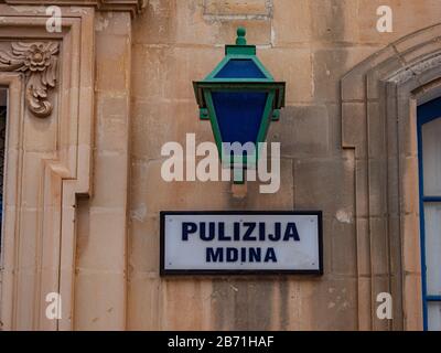 Stazione di polizia a Mdina, ex capitale di Malta - MALTA, REPUBBLICA DI MALTA - 5 MARZO 2020 Foto Stock