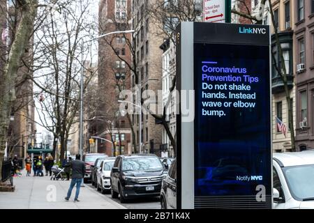 New York, Stati Uniti. 12th Mar, 2020. Un tabellone elettronico gestito dalla città di New York mostra suggerimenti per la prevenzione del coronavirus in prossimità di una scuola nell'Upper East Side, nel tentativo di contenere la diffusione di COVID-19. Credit: Enrique Shore/Alamy Live News Foto Stock