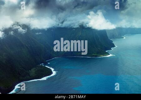 Stati Uniti d'America, Hawaii, Isola di Molokai, vista aerea delle scogliere della costa settentrionale, le scogliere più alte del mondo Foto Stock