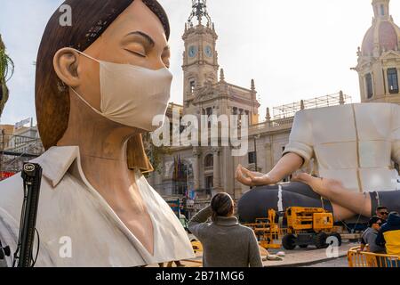 Valencia, Spagna, 12 Marzo 2020. Festa Valenciana Di Fallas. Scultura donna con occhi chiusi e maschera medica su di esso. Fallas annullato a causa di C. Foto Stock