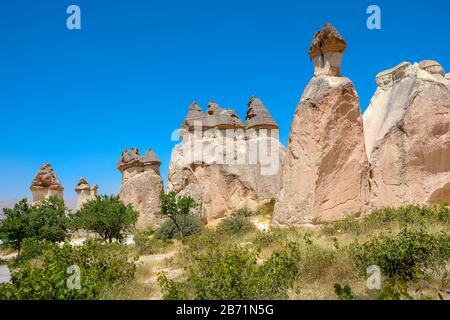 Formazioni rocciose tipiche e abitate nella regione della Cappadocia in Turchia Foto Stock