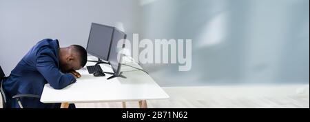 Ritratto di un giovane imprenditore stanche dormono alla scrivania Foto Stock