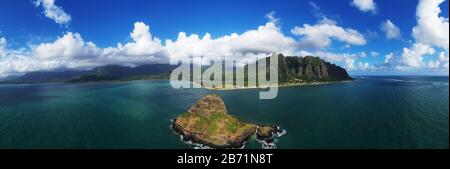 Stati Uniti d'America, Hawaii, Oahu Island, Kaneohe Bay, Mokoli'i Island (precedentemente noto come il termine obsoleto 'cappello di Chinaman'), vista aerea Foto Stock