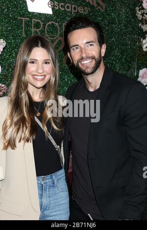 11 marzo 2020, Los Angeles, CA, USA: Los ANGELES - 11 MARZO: Natalie tenero e Dan Cox al Seagram's Escapes Tropical Rose Launch Party presso l'hClub l'11 marzo 2020 a Los Angeles, CA (Credit Image: © Kay Blake/ZUMA Wire) Foto Stock