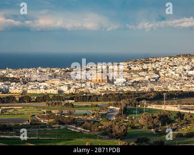 Splendida vista su Mosta e Valletta da Mdina Foto Stock