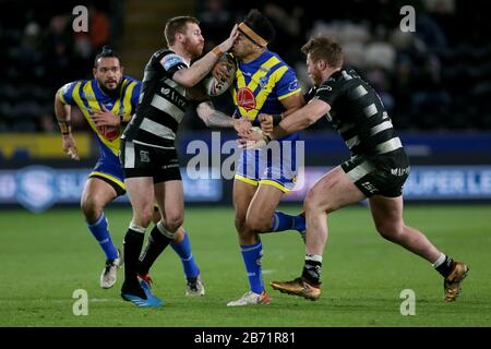 Sitaleki Akauola di Warrington è affrontato dal Marc Sneyd del Hull FC durante la partita Betfred Super League allo stadio KCOM di Hull. Foto Stock