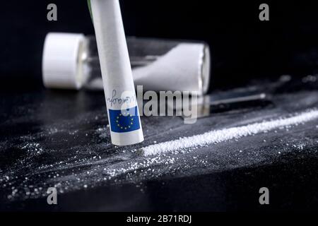 Cocaine Sniffing Closeup, banconote rotolate per la linea di russamento di Cocaine, Cocaine Drug Addiction Foto Stock