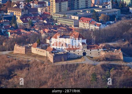 BRASOV, ROMANIA - 26 Febbraio 2020:Brasov, Transilvania. Romania. Vista panoramica della città vecchia e Piazza del Consiglio in inverno, Aerial citysca Foto Stock