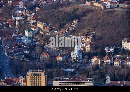 BRASOV, ROMANIA - 26 Febbraio 2020:Brasov, Transilvania. Romania. Vista panoramica della città vecchia e Piazza del Consiglio in inverno, Aerial citysca Foto Stock