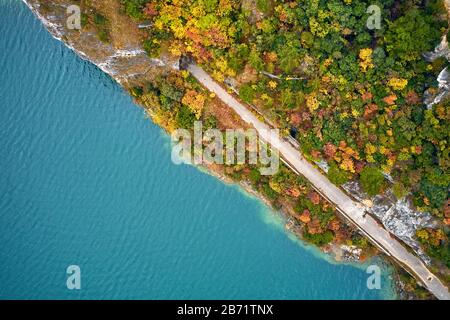 Arial Vista della vecchia Ponale Road e Lago di Garda in autunno, destinazioni popolari per i viaggi in Europa, Trento, Italia Foto Stock