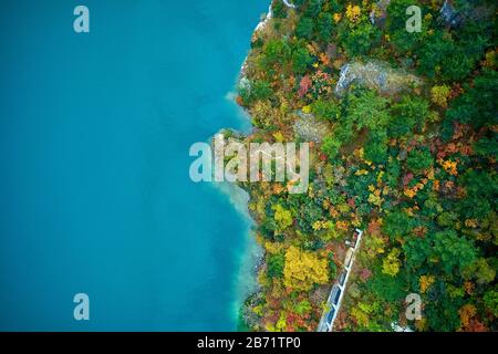 Arial Vista della vecchia Ponale Road e Lago di Garda in autunno, destinazioni popolari per i viaggi in Europa, Trento, Italia Foto Stock