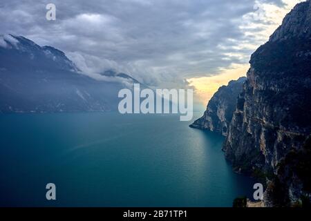 Arial Vista della vecchia Ponale Road e Lago di Garda in autunno, destinazioni popolari per i viaggi in Europa, Trento, Italia Foto Stock