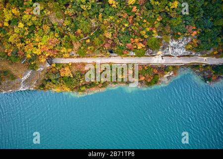 Arial Vista della vecchia Ponale Road e Lago di Garda in autunno, destinazioni popolari per i viaggi in Europa, Trento, Italia Foto Stock