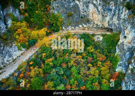 Arial Vista della vecchia Ponale Road e Lago di Garda in autunno, destinazioni popolari per i viaggi in Europa, Trento, Italia Foto Stock