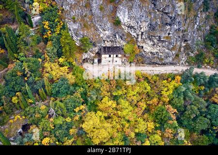 Arial Vista della vecchia Ponale Road e Lago di Garda in autunno, destinazioni popolari per i viaggi in Europa, Trento, Italia Foto Stock