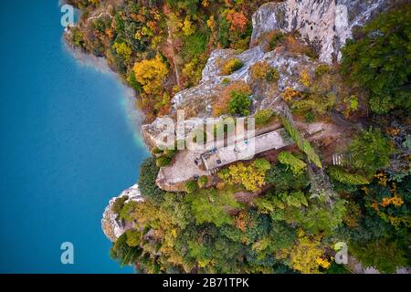 Arial Vista della vecchia Ponale Road e Lago di Garda in autunno, destinazioni popolari per i viaggi in Europa, Trento, Italia Foto Stock