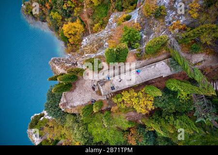 Arial Vista della vecchia Ponale Road e Lago di Garda in autunno, destinazioni popolari per i viaggi in Europa, Trento, Italia Foto Stock