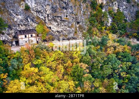 Arial Vista della vecchia Ponale Road e Lago di Garda in autunno, destinazioni popolari per i viaggi in Europa, Trento, Italia Foto Stock