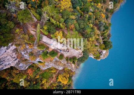 Arial Vista della vecchia Ponale Road e Lago di Garda in autunno, destinazioni popolari per i viaggi in Europa, Trento, Italia Foto Stock