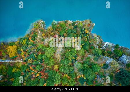 Arial Vista della vecchia Ponale Road e Lago di Garda in autunno, destinazioni popolari per i viaggi in Europa, Trento, Italia Foto Stock