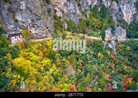 Arial Vista della vecchia Ponale Road e Lago di Garda in autunno, destinazioni popolari per i viaggi in Europa, Trento, Italia Foto Stock