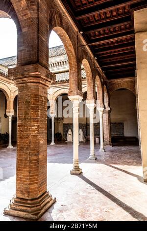 Museo Andaluso di Arte Contemporanea (Centro Andaluz de Arte Contemporáneo) in un ex monastero di Santa Maria de las Cuevas, Siviglia, Spagna Foto Stock