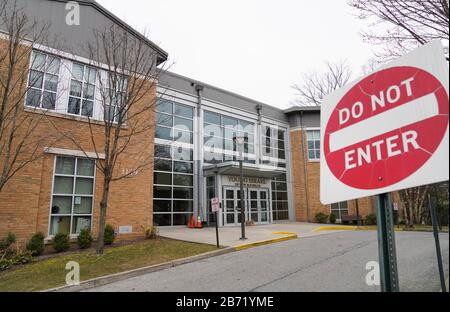 New York, Stati Uniti. 12th Mar, 2020. La foto scattata il 12 marzo 2020 mostra Young Israel, una sinagoga al centro di un'area di contenimento nel raggio di un chilometro e mezzo a New Rochelle, nello Stato di New York, negli Stati Uniti, il 12 marzo 2020. Lo stato statunitense di New York ha istituito una cosiddetta "area di contenimento" in un hotspot COVID-19 giovedì, con truppe della Guardia Nazionale spedite in loco per pulire le superfici e consegnare il cibo a persone in quarantena. Credito: Wang Ying/Xinhua/Alamy Live News Foto Stock