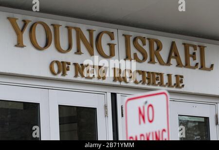 New York, Stati Uniti. 12th Mar, 2020. Foto scattata il 12 marzo 2020 mostra Young Israel, una sinagoga al centro di un'area di contenimento nel raggio di un chilometro e mezzo a New Rochelle, nello Stato di New York, negli Stati Uniti. Lo stato statunitense di New York ha istituito una cosiddetta "area di contenimento" in un hotspot COVID-19 giovedì, con truppe della Guardia Nazionale spedite in loco per pulire le superfici e consegnare il cibo a persone in quarantena. Credito: Wang Ying/Xinhua/Alamy Live News Foto Stock