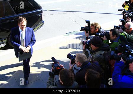 Robert Jenrick MP e Segretario di Stato per le comunità abitative e il governo locale arrivano a Whitehall, Westminster, Londra, Regno Unito per la riunione COBRA [ COBR ] sul virus Corona 12 marzo 2020. I fotografi qui sono molto interessati ai membri del gruppo delle stanze di briefing dell'ufficio del gabinetto. Media. Premere. Fotografia. Foto Stock