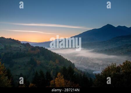 Maramures, la regione isolata dei Carpazi della Romania, è natura per segnare i ritmi della vita e tutto è ancora legato alla terra. Paesaggio con h Foto Stock