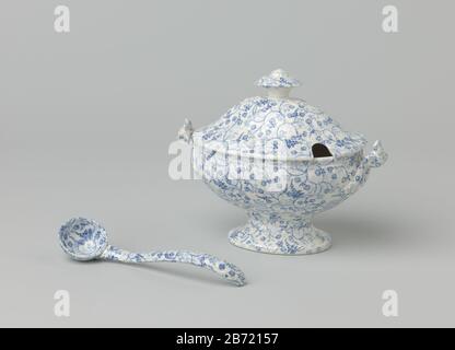 Lepel behorend bij soepterrine met deksel Lepel van aardewerk met blauw doorlopend bloemendecor, behorend tot een kinderservies. De lepel heedft een ronde bak en een s-vormige steel die uitloopt in bladwerk in reliëf. Produttore : Petrus RegoutPlats fabbricante: Maastricht Appuntamenti: 1867 Materiale: Engels aardewerk Techniek: Transferdecor dimensioni: L 14,4 cm. × d 3,5 cm. (bak van de lepel) Foto Stock