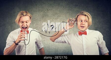 Curioso giovane uomo d'affari con domande che ascoltano la voce interiore di auto arrabbiata Foto Stock