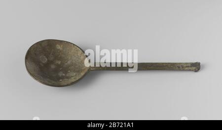 Lepel ha incontrato ronde bak en rechte platte acciaio ha incontrato een zeskantige doorsnede Spoon con una benna rotonda, e un albero diritto piatto con una sezione esagonale. Velocità di alimentazione in acciaio per una punta. Produttore : anonima sede fabbricazione: Olanda Data: CA. 1590 - ca. 1596 Materiale: Tecnica dello stagno: Dimensioni del getto: 16,7 cm. Cottura: D 6 cm. H 1,5 cm. Oggetto: Inverno Su Novaya Zemlya Quando: 1596 - 1597 Foto Stock