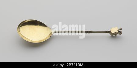 Lepel van verguld zilver Verguld zilveren lepel, incontrò peervorgie, bijna ronde bak. L'acciaio de è ruitvormig in doornsnede. In de steel zijn de volgende namen gegraveerd: Ocker Gillise van Kurpershoeck en Ingetie Ockers. Produttore : zilversmid: AnoniemPlaats fabbricante: Noordelijke Nederlanden (mogelijk) datazione: CA. 1600 Materiale: Zilver verguldsel Techniek: Vergulden dimensioni: Bak: H 19,2 cm. D 6,2 cm. Foto Stock
