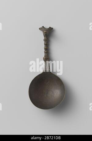 Lepel waarvan de steel bekroond wordt door een hertekop De gegoten lepel, die uit twee delen is samengesteld, heedft een geslagen (?) ronde bak, en een steel, waarvan het aanzetstuk is versierd met een acanthusblad en het dwarsgeribde boven in van hereen keven. Produttore : vervaardiger: AnoniemPlaats fabbricante: Europa Dating: CA. 1500 - ca. 1700 Physical kenmerken: Donker patina Materiale: Messing Techniek: Gieten dimensioni: L 12,7 cm. × b 5,6 cm. × h 1,8 cm. Foto Stock