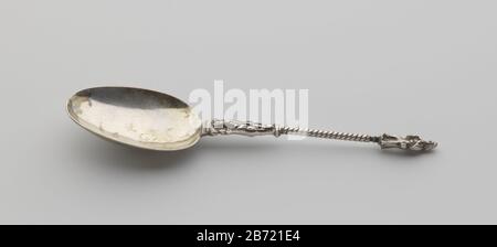 Lepel Lepel van zilver met ovale bak en gegoten steel met een apostel als bekroning. Gemerkt:: V met punt daarboven en Zutphen. Nederland, 17e eeuw. Produttore : anoniemPlats fabbricante: Zutphen Dating: 1600 - 1699 Materiale: Zilver dimensioni: L 18,5 cm. Foto Stock