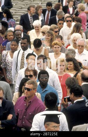 Austin Texas USA: La folla multietnica lascia la sede dopo aver partecipato alla cerimonia di laurea all'aperto. ©Bob Daemmrich Foto Stock